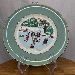 Avon 1975 Skaters On the Pond Christmas Plate Retro Art Decorator Vintage 8 6/8”